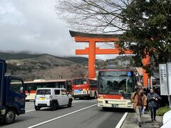 １９＜箱根神社　第一鳥居＞
　元箱根港付近は、大勢の観光客で混雑。