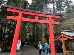 ２０＜箱根神社に到着＞
　箱根神社の第四鳥居。欧米人に交じって大陸の方も目立ちます。