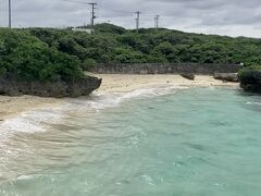 15:25 【フナクスビーチ（池間ブロック）】
ここも予定してなかったけど、池間島が小さくてすぐに一周できちゃうので、行ってみました！

あんまり有名じゃないので、情報がないまま行き、ビーチへの降り方も分からないままフワーっと見て帰りました（笑）
かなり小さいビーチです。