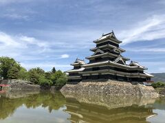 待ち合わせ場所から30分程歩いて松本城に到着しました。
子供達頑張った～

松本城は案の定混んでいました(･_･;
車で付近まで来た人は大変だったんじゃないかな…？