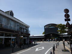 由布駅近くのバスターミナルに到着。電車で来ると奥に見える由布院駅を利用することになる。