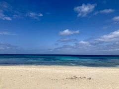 来間大橋を渡っている頃、完全に晴れました！
海が綺麗すぎて感動！昨日までと全然違う！
やっぱり2日間曇りを経験したからこそ分かる美しさだと思いました。

10:00 【長間浜】
海が綺麗すぎる…。砂浜が白すぎる…。
とても広いビーチだったので、人も分散する感じで周りに全然人がいませんでした。
居心地が良すぎてここにずーっと居ました（笑）

植物のトンネルみたいなところを抜けていくのですが、トンネルを抜けた先のオーシャンビューが凄すぎてめっちゃ感動します！
本当にオススメです！