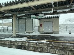 途中の津軽新城駅に停車。

青森ー新青森ー津軽新城の3駅間は青森市の市街地で、新青森駅での新幹線連絡の需要もあり、青森～津軽新城間の区間列車も多く設定されています。