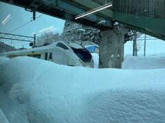 鶴ケ坂駅で対向の特急列車の待ち合わせ。

奥羽本線の秋田～青森間では特急「つがる」号が毎日3往復運転。使用列車はE751系の4両編成です。

