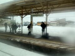 五能線との乗換駅、川部に停車。

五能線は日本海に沿う風光明媚な路線で乗ってみたい路線の1つですが、今回は天候が良くないため、残念ながらパス。

次は五能線の観光列車・リゾートしらかみに乗りに来たいです、、、