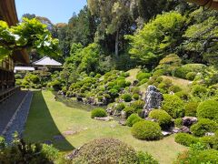 午前中は二箇所くらい訪れるのが限界かなと予想していましたが、最初目的箇所に10時半に着いたこともあり、時間的にはすこぶる順調で龍潭寺も昼までに観光できました。京都のお寺などで庭園は何箇所か観ましたが、やはり日本伝統の庭園の作製技術は素晴らしいですね。テープ（電子媒体か？）での説明もよかったです。