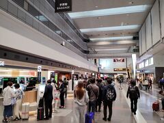平日の水曜日だというのに
羽田空港は混雑気味
スーツ姿の方々より
私服の方々が多いということは
既に早い人はGW突入なのでしょうか！？