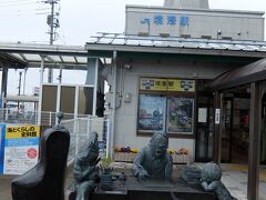 駅前には水木しげる先生。
駅舎の屋根には灯台をモチーフにしたオブジェが立っています。