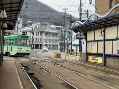 充分に五稜郭を楽しんで、
五稜郭公園前駅から市電に乗りました。
市電好き好き♪
