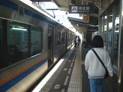 太宰府天満宮に行く電車に乗換をする二日市プラットホームです。