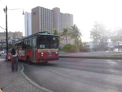 赤いシャトルバスで、マイクロネシアモールへ向かいます。
赤いシャトルバスは、便数が少なくなっており激混みでした。