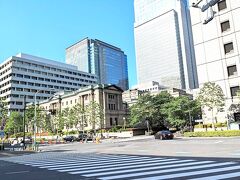 東京トーチから常盤橋や一石橋を渡ったら、日銀の建物が見えます。
辰野金吾博士の設計のネオバロック。東京駅の赤レンガもこのお方。