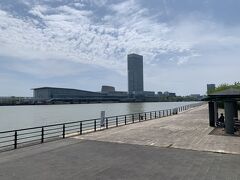 信濃川対岸には、朱鷺メッセとホテル日航新潟。
ホテルの上層階にある、無料の展望室もオススメです。