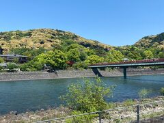 朝霧橋を渡って宇治神社へ。
橋の向こうに朱色の鳥居が見えています。