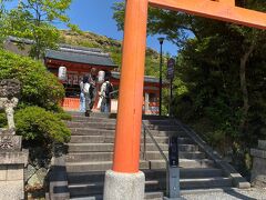 橋を渡ったすぐ前に宇治神社
兎は神様の使いで、見かえりながら正しい道へと導いたとのこと。