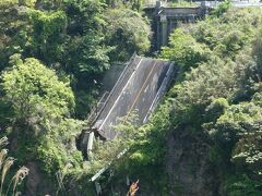 熊本地震で崩壊した阿蘇大橋がそのままの状態にしてあります。