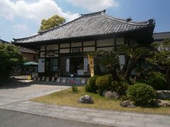  曹源寺から約3キロで第２番札所の極楽寺に到着です。車で移動するとあっという間に着いてしまいます。