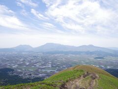 左から根子岳・高岳・中岳・烏帽子岳・杵島岳で阿蘇五山。