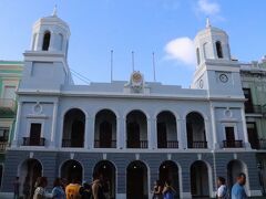 アルマス広場の北側には、18世紀にコロニアル建築で建てられた美しい市庁舎（写真）があります。