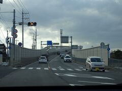 いよいよ来ました江島大橋。通称　“ベタ踏み坂”。ここからですね。