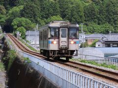 唐浜から2駅前の伊尾木まで戻ります。ここでやってきたのはJR四国の車両。