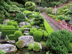 神峯寺といえば、本堂に続く石段に沿って造られた庭園がみどころ。新緑の季節がオススメです。