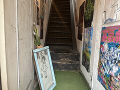 水分とらないと干からびそう…。
今度は、森井ユカさんの著書で気になったカフェへ。

見落としおうな階段をのぼると…