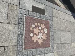 二重橋を見てから再び、花の輪。