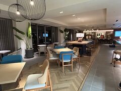 娘の誕生日ケーキはホテルのカフェラウンジで調達し、お部屋で食べることにしました。人気の種類は夜だと無くなってしまうということで、前日に予約。

ジェラードも素材からこだわっているみたいで、おいしかったです。（高かったけど！）

こちらのカフェもセンスよくて、いい感じ。