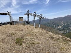 スキー場山頂が見えてきました。
2月に行った北志賀小丸山や北志賀竜王のゲレンデが見えます。