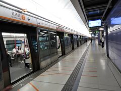 東涌駅からMTRで、予約済みの宿最寄りの油麻地駅へ。途中、茘景Lai King駅で乗り換え。