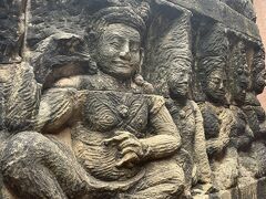 ライ王のテラス。何か聞き覚えがあると思ったら三島由紀夫の最後の戯曲『癩王のテラス』か。
この近くに閻魔の像が立っており、それがコケと経年劣化で癩病（ハンセン病）にかかったように見えたのが由来だとか。