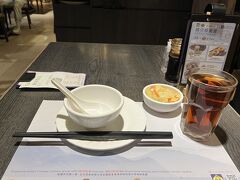 香港観光の定番中の定番、20時からのシンフォニー・オブ・ライツを見て、夜ご飯はどうしようかと迷っているうちに、近場のハーバーシティ内の翡翠拉麺小籠包(クリスタルジェイド)がすぐ入れたので、ここで食することに。
コロナ後で注文がQRコード経由でオーダーする方式になっていて、IT化にビックリ。