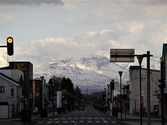 16:43　美瑛駅目の前にはドーンと大雪山連峰。
天気予報では雨だったので、山が見れてうれしい?