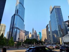 シカゴの中心街に着いた。左側のビルはトランプタワー。