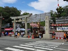 三島市内で最も大きい神社である三島大社です。
お盆休み最終日の8月16日という事でお祭り騒ぎです。