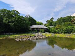 楽寿園の有名な場所といえば楽寿館です。
池の奥に楽寿館が位置しています。
庭園の風景とすごく合っていますね～