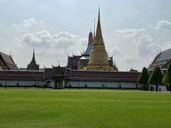 緑の芝生の向こうに聳え立つ黄金の仏塔、11年前の旅行記にも投稿した風景です。