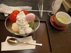 京都駅のIRODORIのいちご抹茶パフェ

ここのは小ぶりのパフェです。白玉も入っていて嬉しい。美味しかったです。ご馳走様でした。



