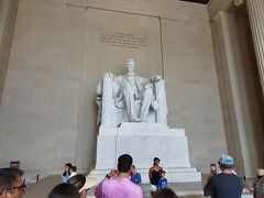 巨大なリンカーンの石像。