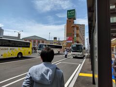 大通駅から、新札幌駅へ。ここまで一日券で行ける。
新札幌駅からエスコンフィールド行きのシャトルバスが出ている。イベント開催中なので、臨時便が１０分～１５分間隔で出ていた。観光バスも動員されていて、快適なバスに当たることも。球場まで約３０分。片道４００円で、いまどき現金のみ。（VISAタッチも試用中だったが。）