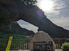 実際にこの地に立ってみて気づいたこと。
この岩の向こう側の近い部分には別の大きな岩が聳えていて・・・
当時の国道は呼鳥門をくぐったら即座に左にカーブする形で作られていたんですね。
これ相当な急カーブだし、かなり怖いと思うわ。