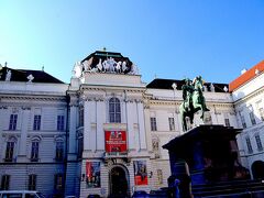 続いてオーストリア国立図書館[https://www.onb.ac.at/]が現れました。
歴史のありそうな建物ですし、中も気になるところですが、Hofburgの見学を優先して、外観を眺めるだけにします。