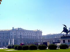 Heldenplatz[https://www.visitingvienna.com/sights/winter-palace/heldenplatz/]を通り、奥にあるHofburgへ向かいます。

この広場はぐるりと歴史的な建物が見えるます。
ここがWienの文化の中心であるように感じられます。