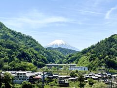 休憩したパーキングエリア。（多分、初狩だったと思います。）
まだ雪を被った富士山がきれいに見えました。