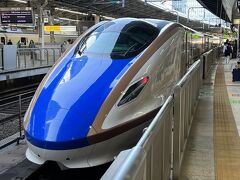 北陸新幹線E7系。
いつものように先頭車をパチリします。
