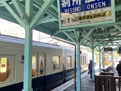 別所温泉駅に降り立つと綺麗なミント色の素敵な駅舎です。