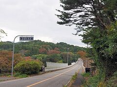 浄土ヶ浜大橋にやってきました。
教えてもらった場所とは全然違う場所に来たらしい。
案の定ですが。