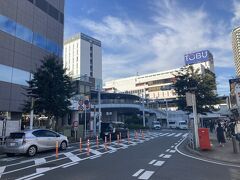 船橋駅の向こうには東武百貨店が見えます。