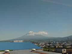 ＬＣＣで行ったら安いんだけど、今回は新幹線。
友達んちに泊めてもらうので、宿泊代いらないしね。
いいお天気で富士山も綺麗に見えました。